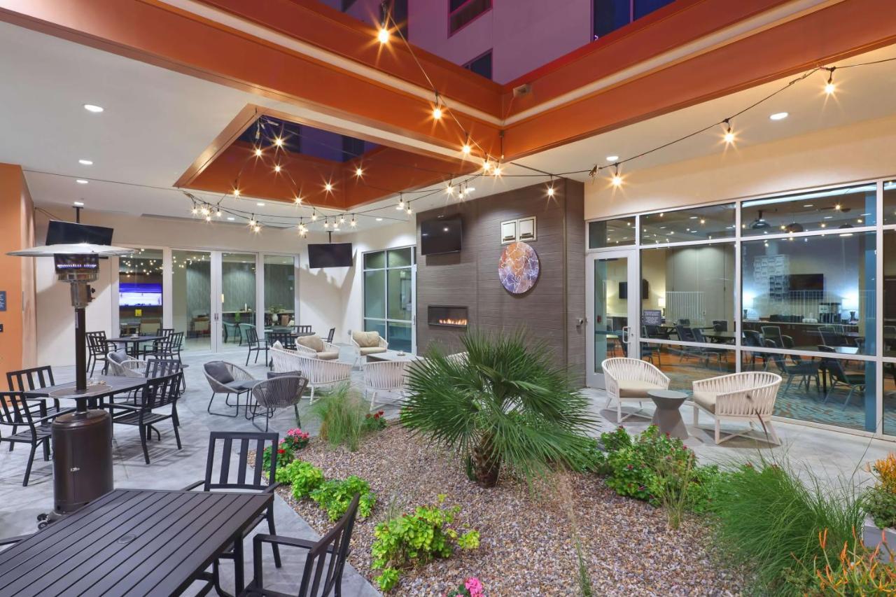 Hilton Garden Inn Chandler Downtown Bagian luar foto